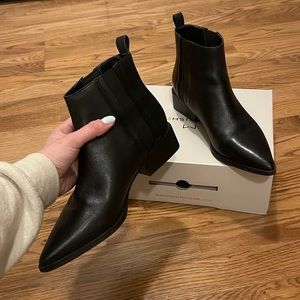 Marc Fisher Chelsea Boots/booties pointed tow low healed in black leather
